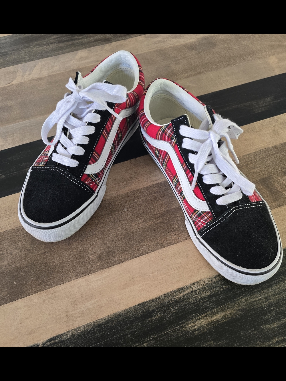Women's Black & Red Plaid Low-Top Skate Sneakers